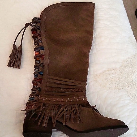 Boots - Picture 4 of 9